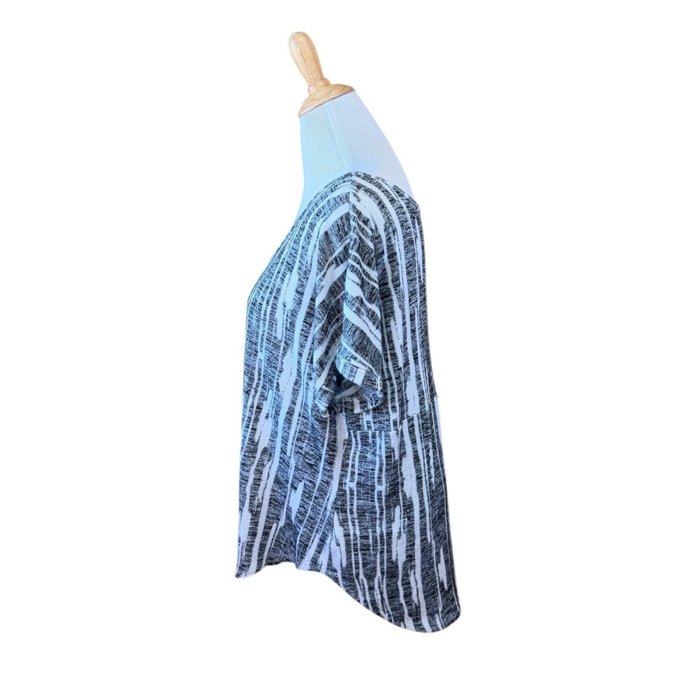 Ava & Viv Black White Abstract Stripe Keyhole Back Top 2X Short Sleeve Knit - Picture 3 of 10